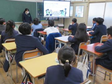 教室内で声優の仕事について発表する6年生の様子