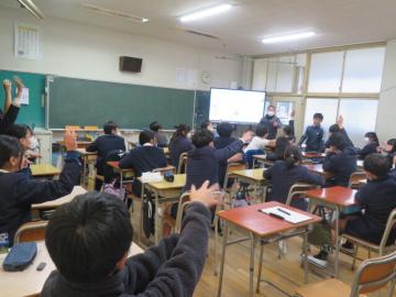 教室内で発表順の立候補に名乗りをあげる6年生の様子