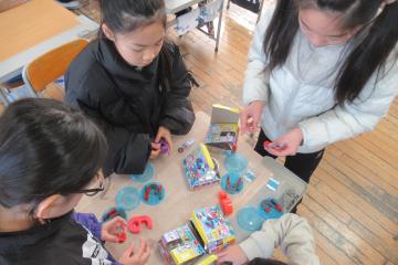 3年生が磁石を使って実験をしている様子