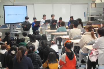 教室内で、4年2組の児童が調べたことを発表している様子