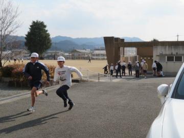 坂道ダッシュをする6年生児童たちの様子