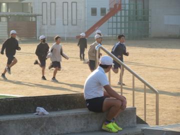 トラックをつかって陸上練習をする6年生児童たちの様子