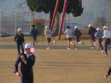 トラックをランニングする6年生児童たちの様子