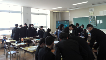 3年5組の生徒が教室で、楽しく過ごしているようす