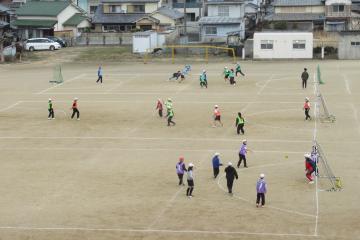 6年生が運動場でハンドボールをしている様子