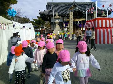 2人ずつ手をつないで恵美酒神社の境内を歩いている様子