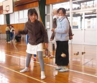 体育館でこまを回しています。