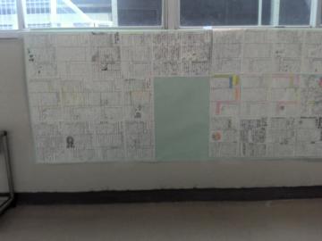 2年生の廊下に掲示されている高校調べ新聞の写真