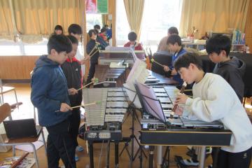 4年生がグループごとに演奏の練習をしている様子