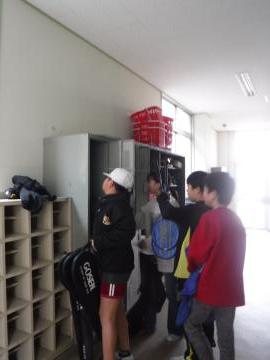 6年生が使った道具をロッカーに片付ける様子