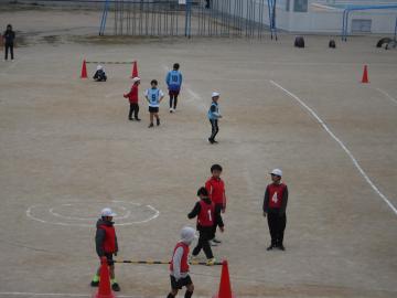 運動場でフットボールクラブがゲームをしている様子