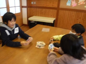 テーブルゲームクラブの児童たちがウノであそぶようす