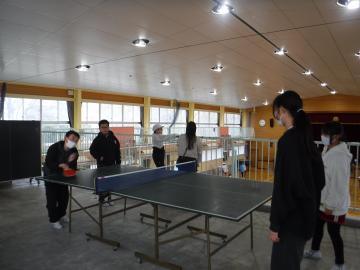 卓球クラブの児童たちが卓球台で打ち合いをする活動のようす