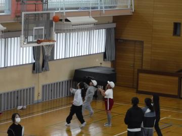 バスケットクラブが体育館でシュートをするようす