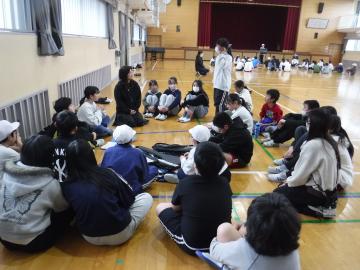 体育館で各グループごとに集合して最後の振り返りをするようす