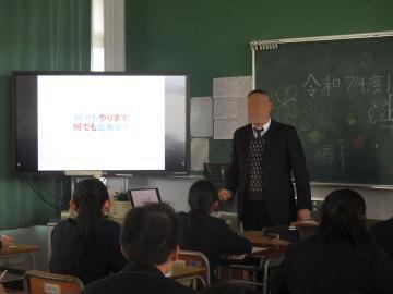 ガーデンデザイナーの講師の方が資料をモニターに映しながら教室でお話しています。