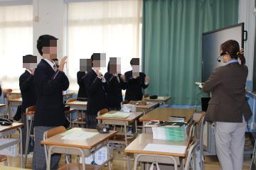 講師と生徒たちが教室でエアロビ体験をしています。