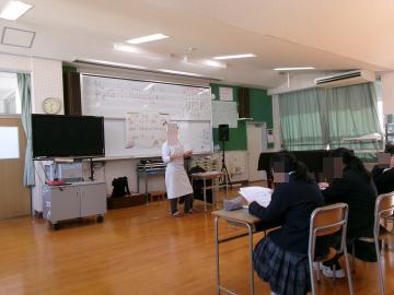 パティシエの講師の方が教室の前に立ってお話しています。