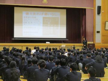 講師の方が体育館で、モニターを使いながら説明している