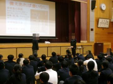 体育館の壇上前で生徒代表が講師にお礼の言葉を述べています