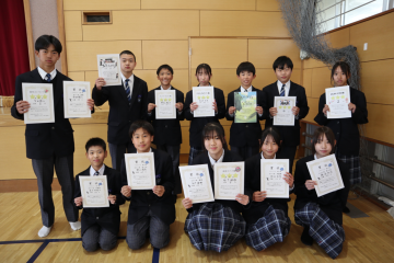 学校の体育館でボウリングの表彰を受けた生徒たちの様子