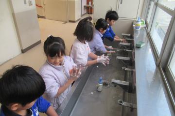 2年生が丁寧に手を洗っている様子