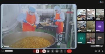 親子丼の調理のコツを説明する調理長さん