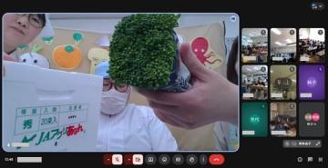 菜の花の調理のコツを説明する調理長さん