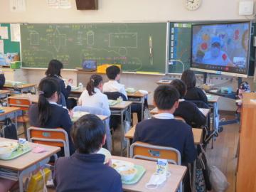 給食を食べる5年生教室のようす