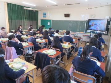 給食を食べる6年生教室のようす