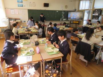 給食を食べる2年生教室のようす