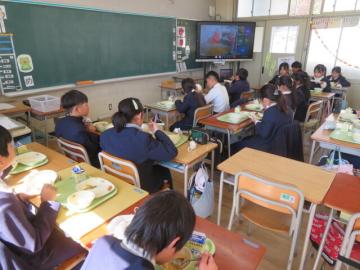 給食を食べる4年生教室のようす