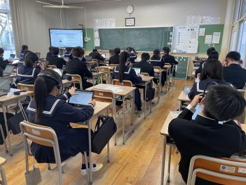 生徒が教室で学力状況調査のプレテストをしているようす