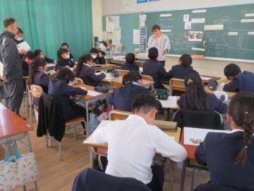 教室でそれぞれの立場で大切なことをワークシートに書く作業を進める4年生の様子