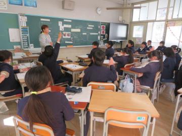 教室で考えたことを全体交流する4年生の様子