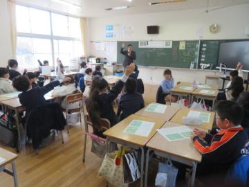 教室でうさぎのミーミーに共感する2年生の様子