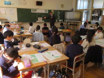 教室でミーミーとピョンタがどうすればよかったを話し合う2年生の様子