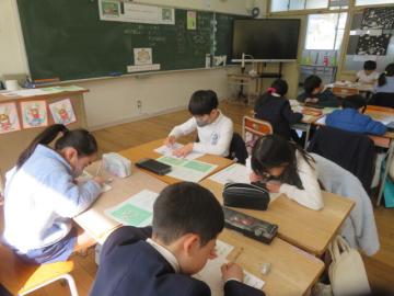 教室でワークシートにうさぎたちへのアドバイスを書く2年生の様子