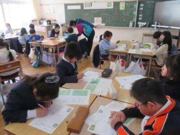 教室でワークシートにうさぎたちへのアドバイスを書く2年生が作業を進める様子