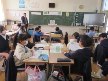 教室でうさぎたちへのアドバイスを発表する2年生の様子