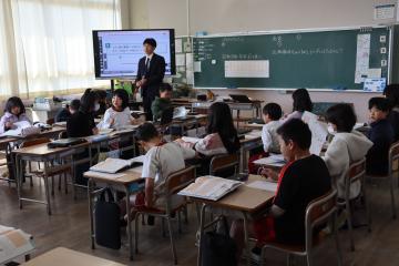 教室内で算数の授業を受ける2年生の様子