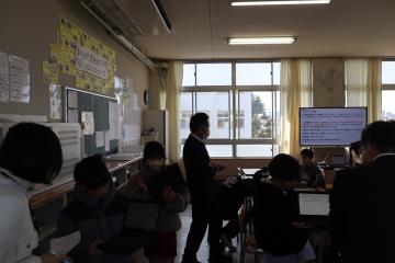 教室内で、子どもたちが教育長にスピーチを聞いていただいている様子