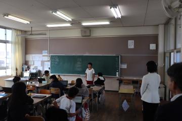 教室内で児童が詩を朗読している様子