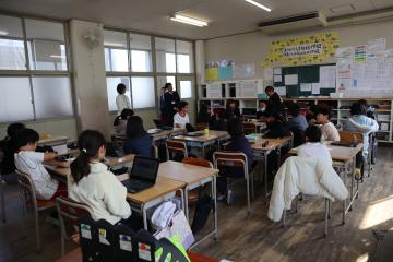 教室内で教育長へ児童による詩の朗読を聞いていただいた様子