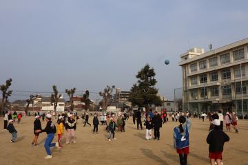 校庭で子どもたちがドッジボールをしている写真