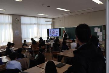 教室内で薬物乱用防止教室の授業を受けている児童の様子