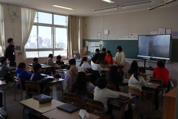 教室内で調べた国を紹介している児童の様子