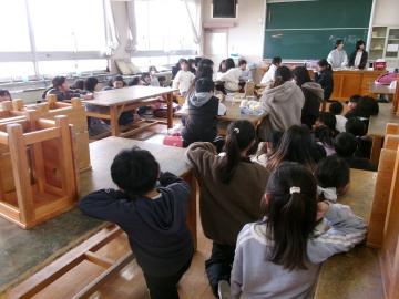 教室内で3年生が工作デザインクラブを見学している様子