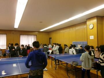 卓球場で3年生が卓球クラブを見学している様子