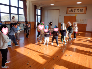 遊戯室で豆まきをしている園児たちの様子